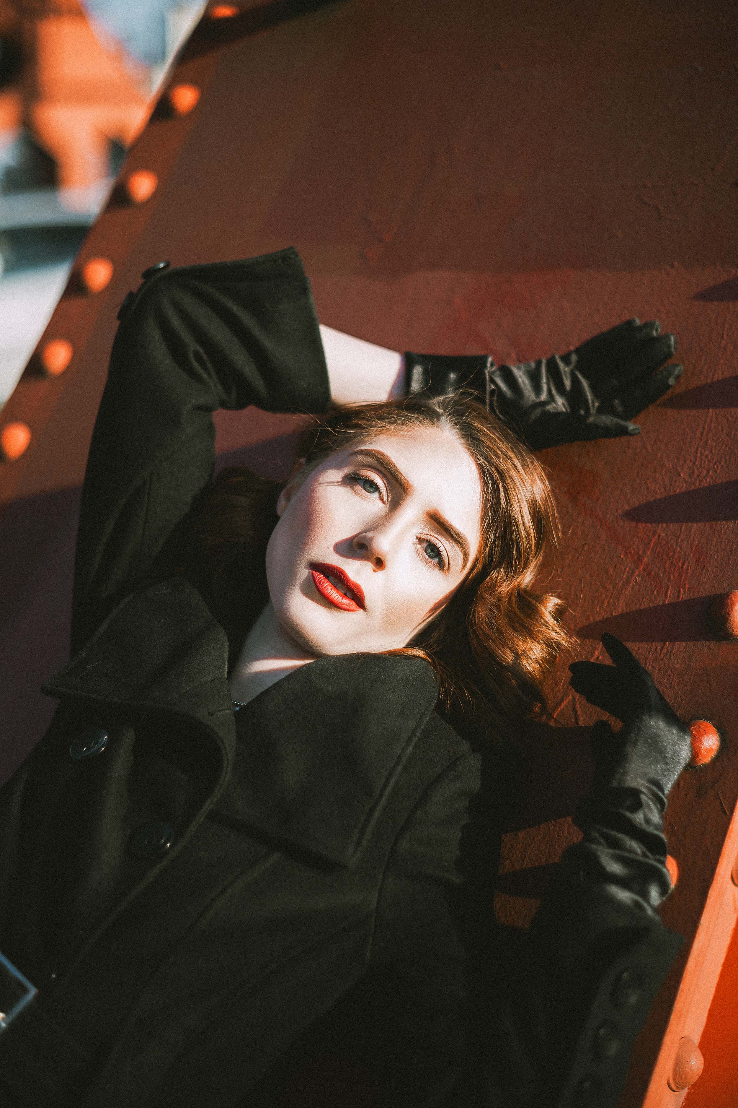 Elegant and Romantic 40s-Inspired Portraits on the Broadway Bridge — photograph 8 of 23